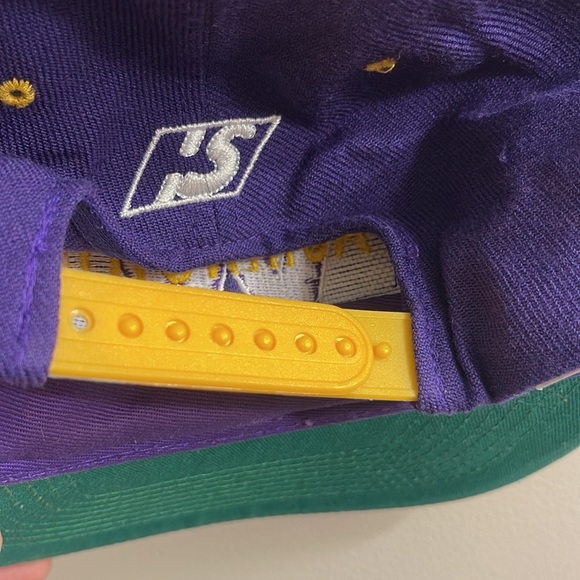 Washington Huskies Hat 🐺🧢🔥 - Picture 4 of 7